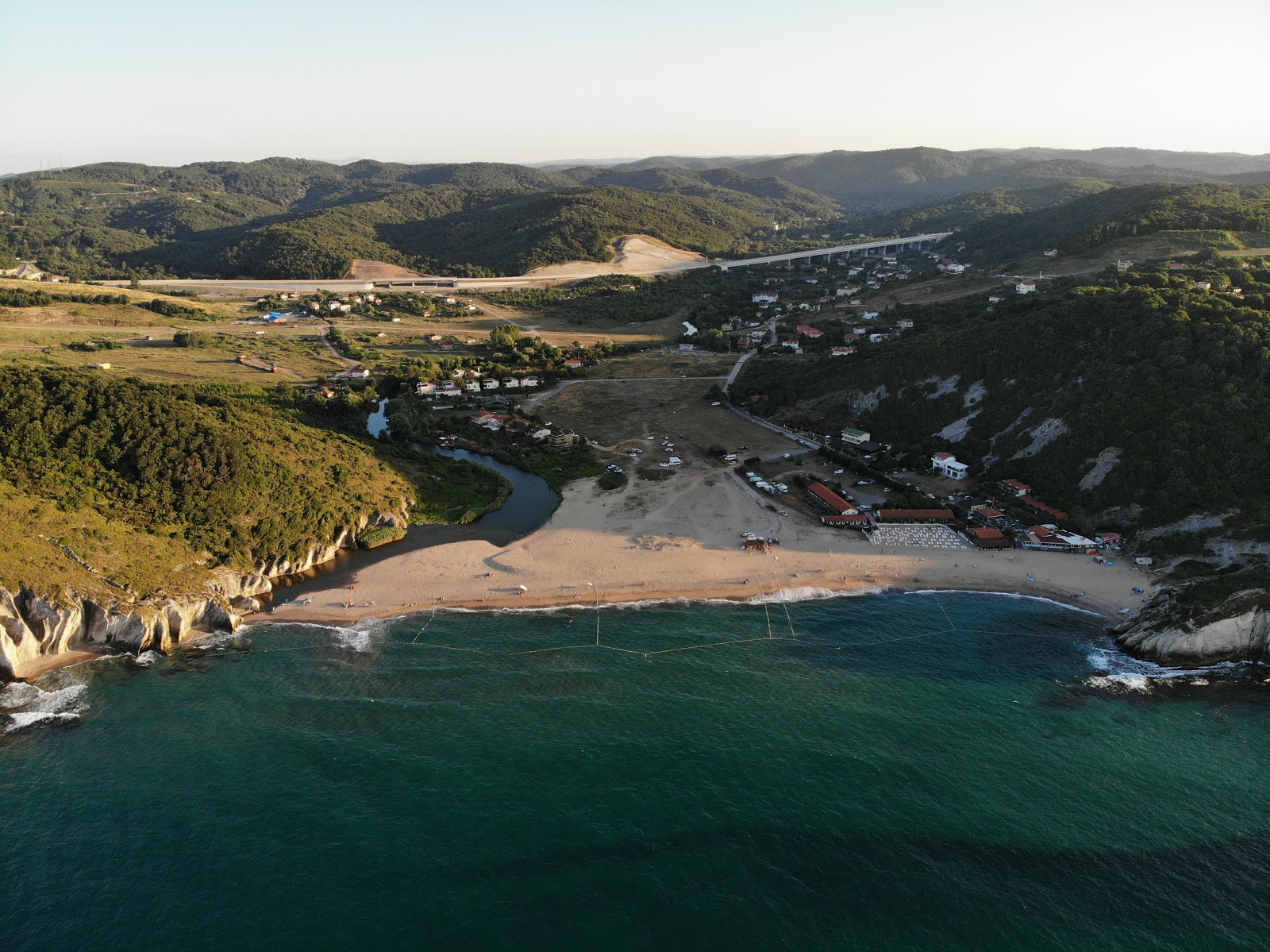 Kabakoz Village Plajı'in fotoğrafı geniş bir kıyı şeridi ile birlikte