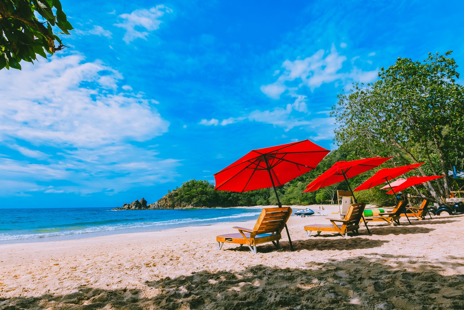 Foto von Usukan Island Beach mit feiner beiger sand Oberfläche