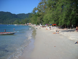 Foto von Sairee Beach von Klippen umgeben