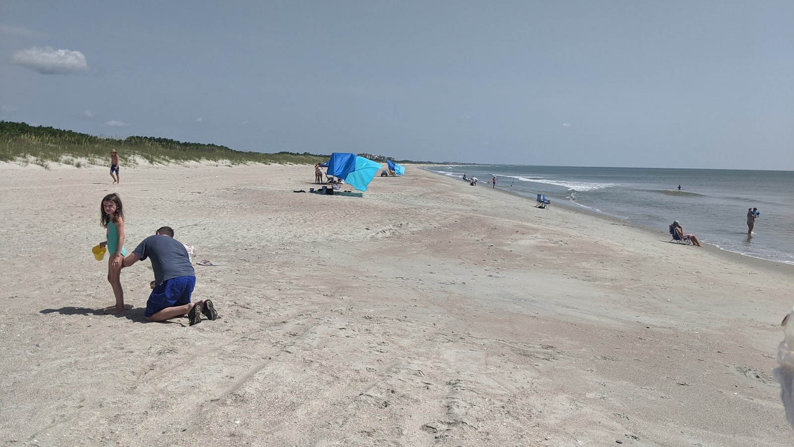 Photo de Debidue beach avec rivage droit, long
