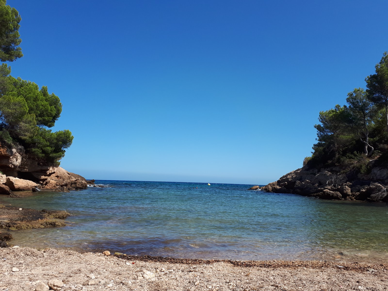Φωτογραφία του Cala Llobeta με μικρός κόλπος