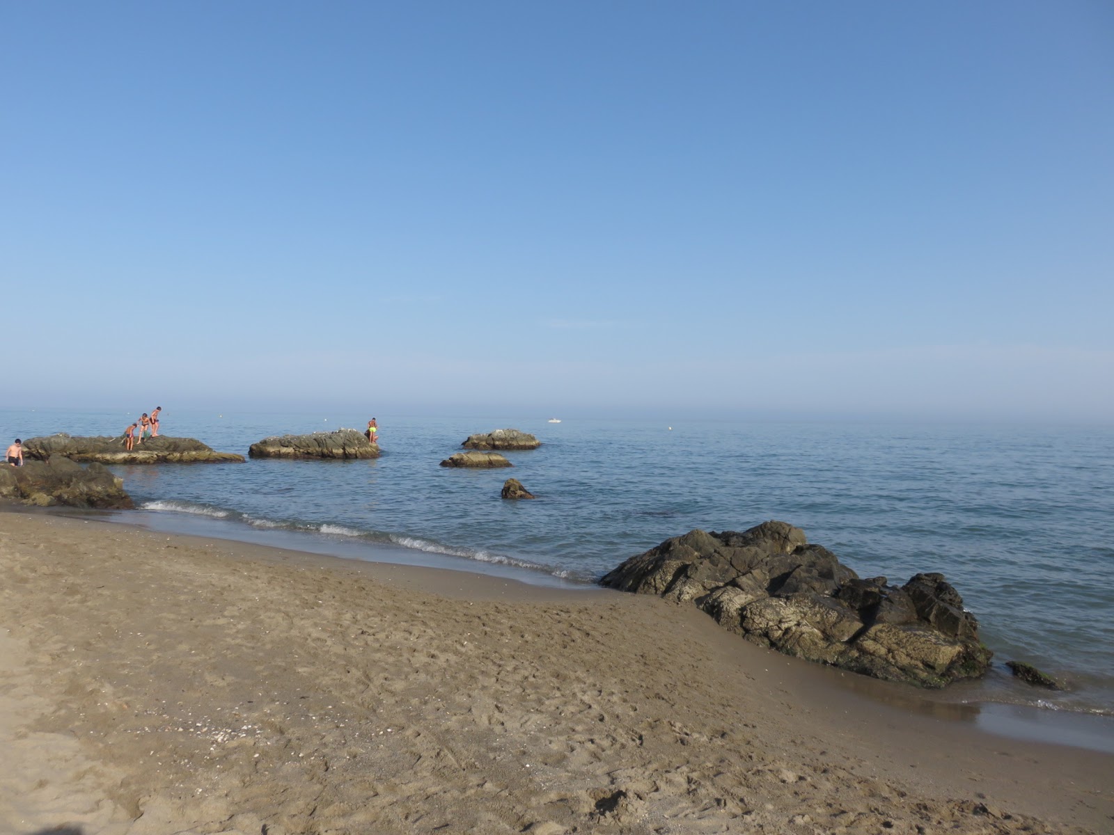 Photo de Playa de Tajo de la Soga protégé par des falaises