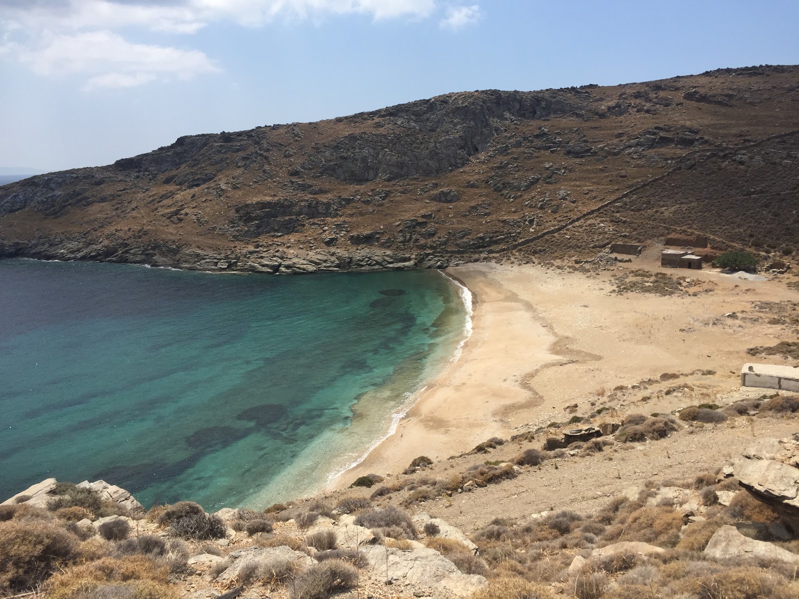 Foto de Schinos beach con agua verde claro superficie