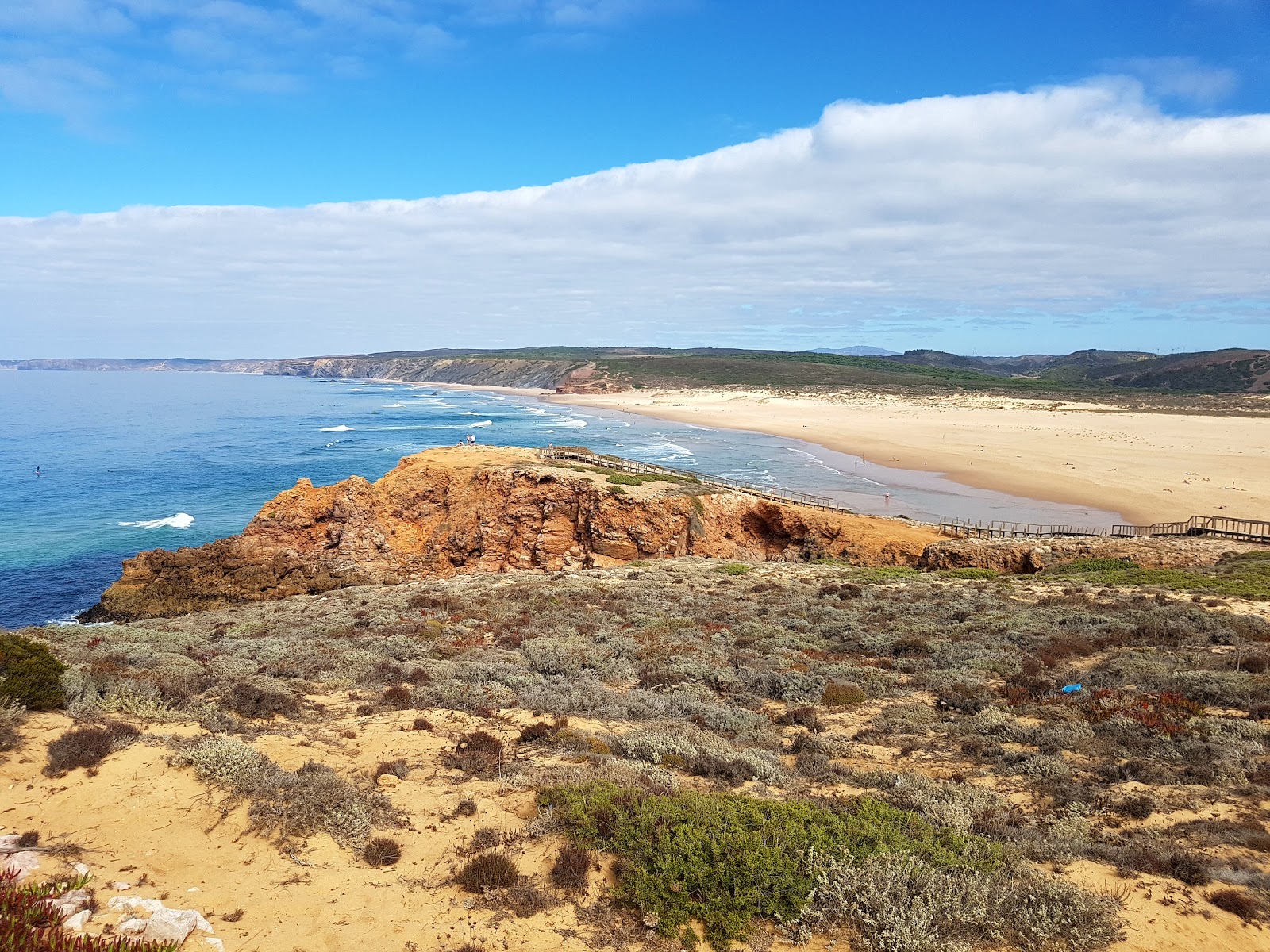 Foto von Praia da Bordeira von Klippen umgeben