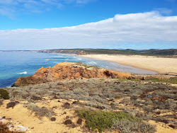 Foto von Praia da Bordeira von Klippen umgeben