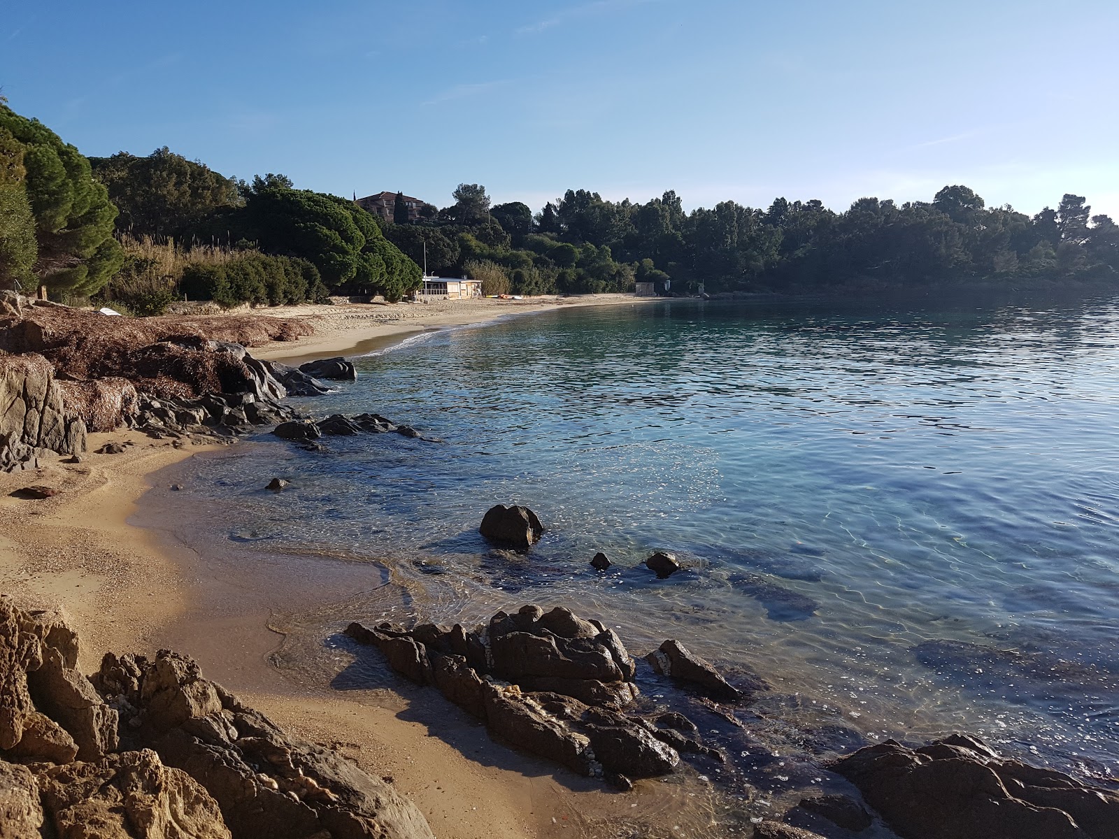 Photo de Dimple beach avec l'eau cristalline de surface