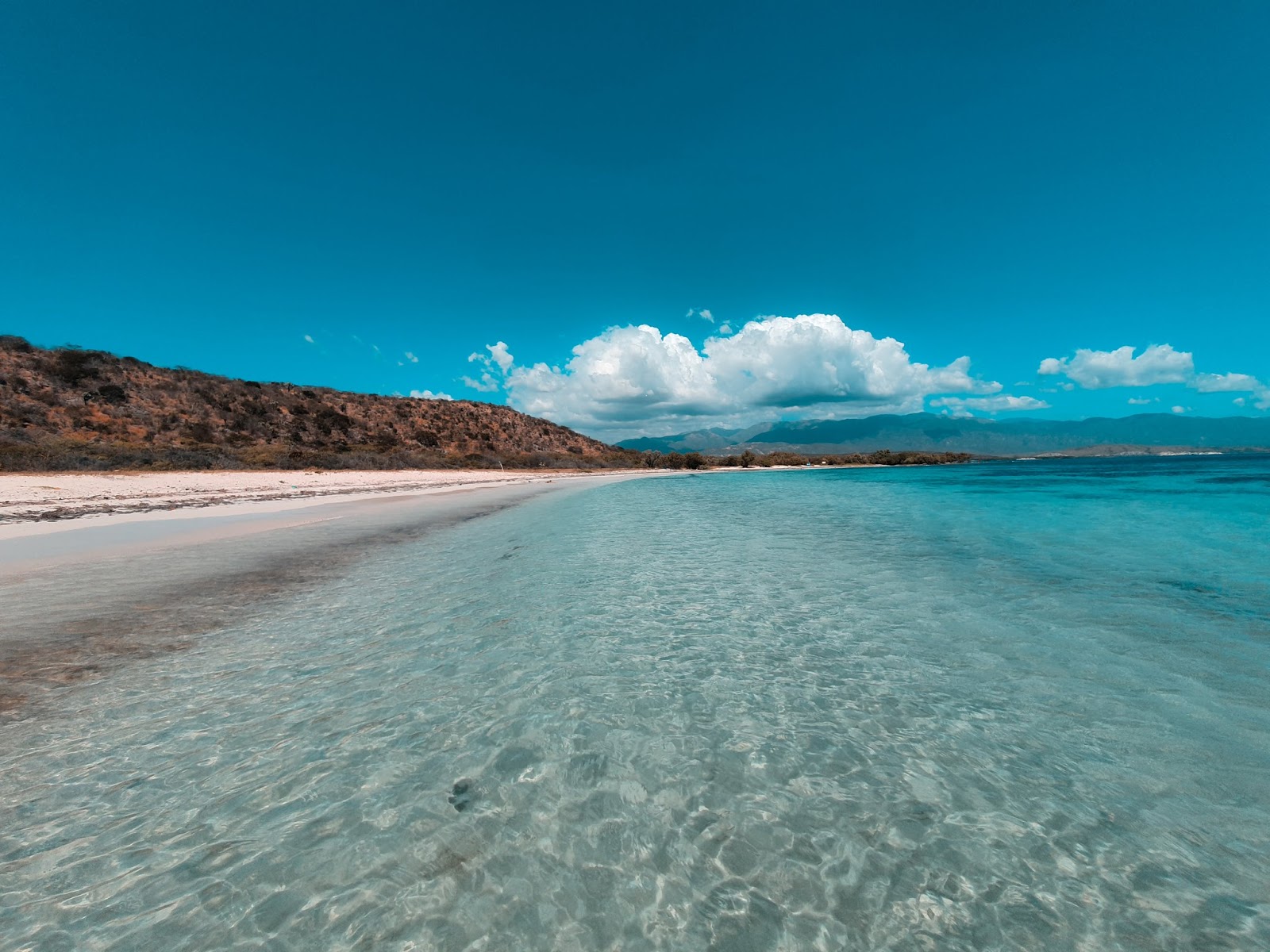 Foto von Blanca beach mit feiner beiger sand Oberfläche