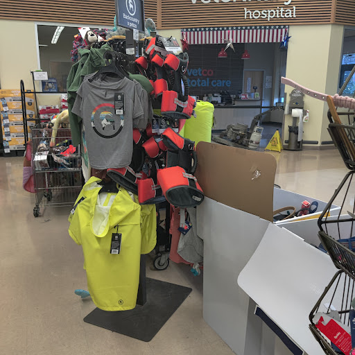 Pet Supply Store «Petco Animal Supplies», reviews and photos, 517 N 3rd Pl, Manhattan, KS 66502, USA