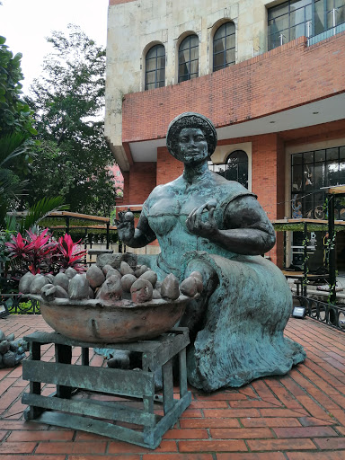 Estatua La Negra Del Chontaduro- Hotel Dann