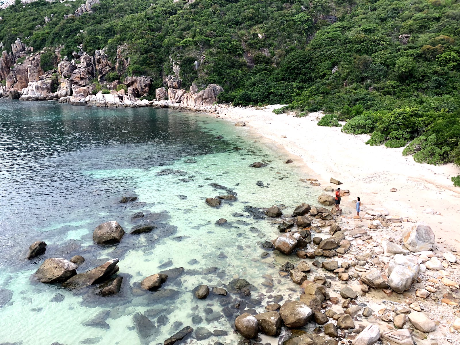 Foto de Con Rua Beach con arena beige y rocas superficie