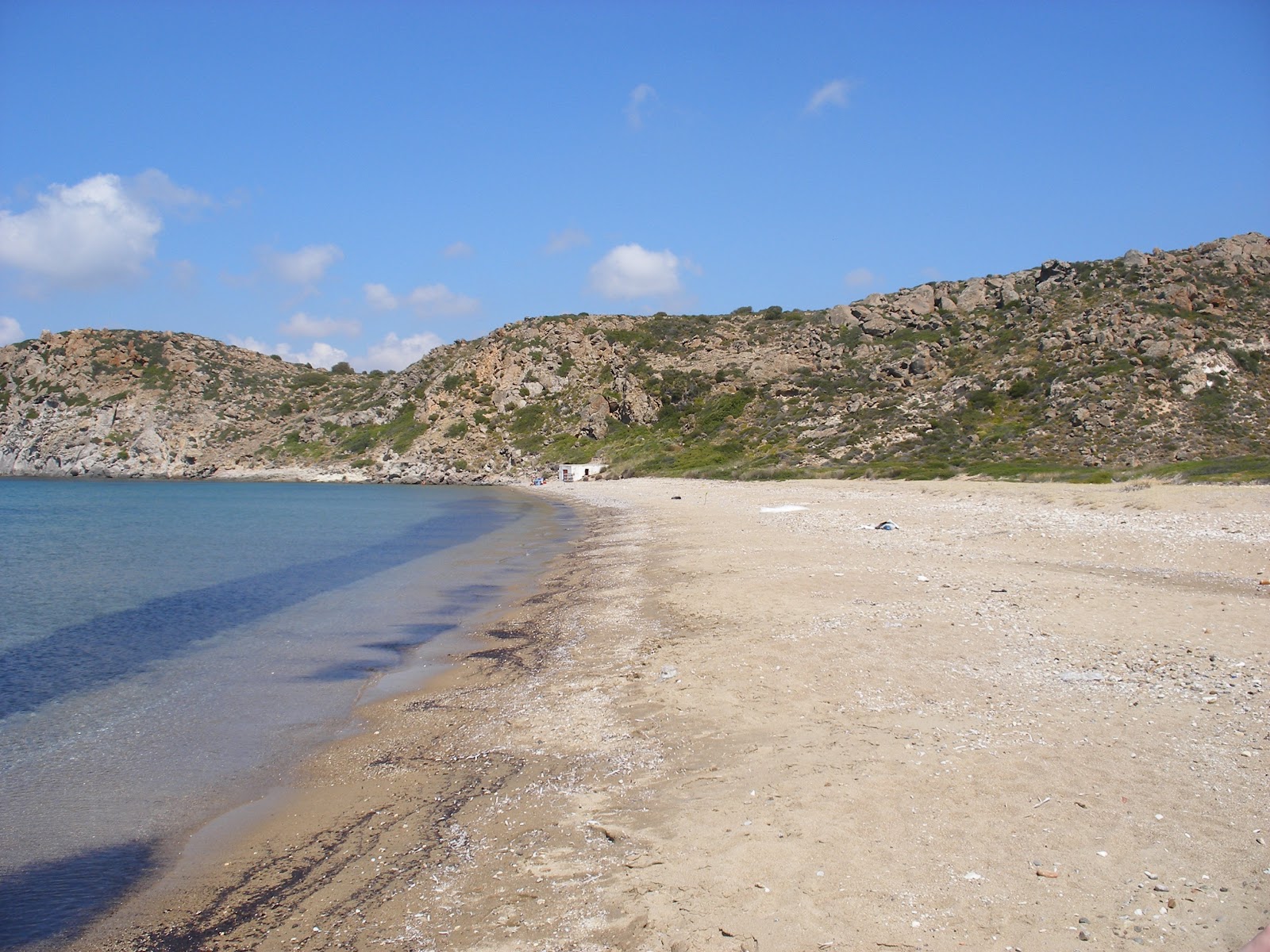 Fotografie cu Paralia Fatourena cu o suprafață de nisip maro