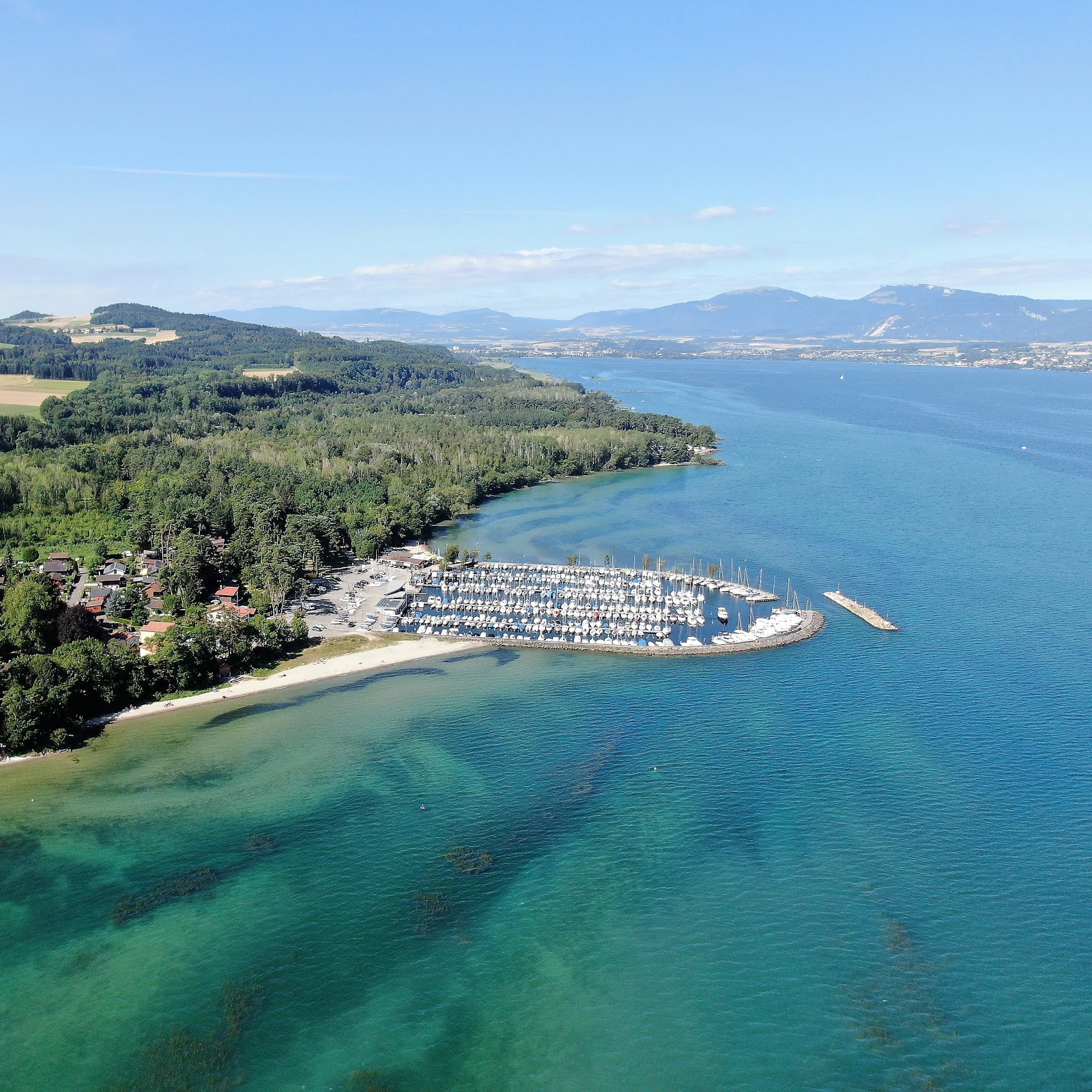 Φωτογραφία του Port d'Yvonand Beach με ευθεία ακτή