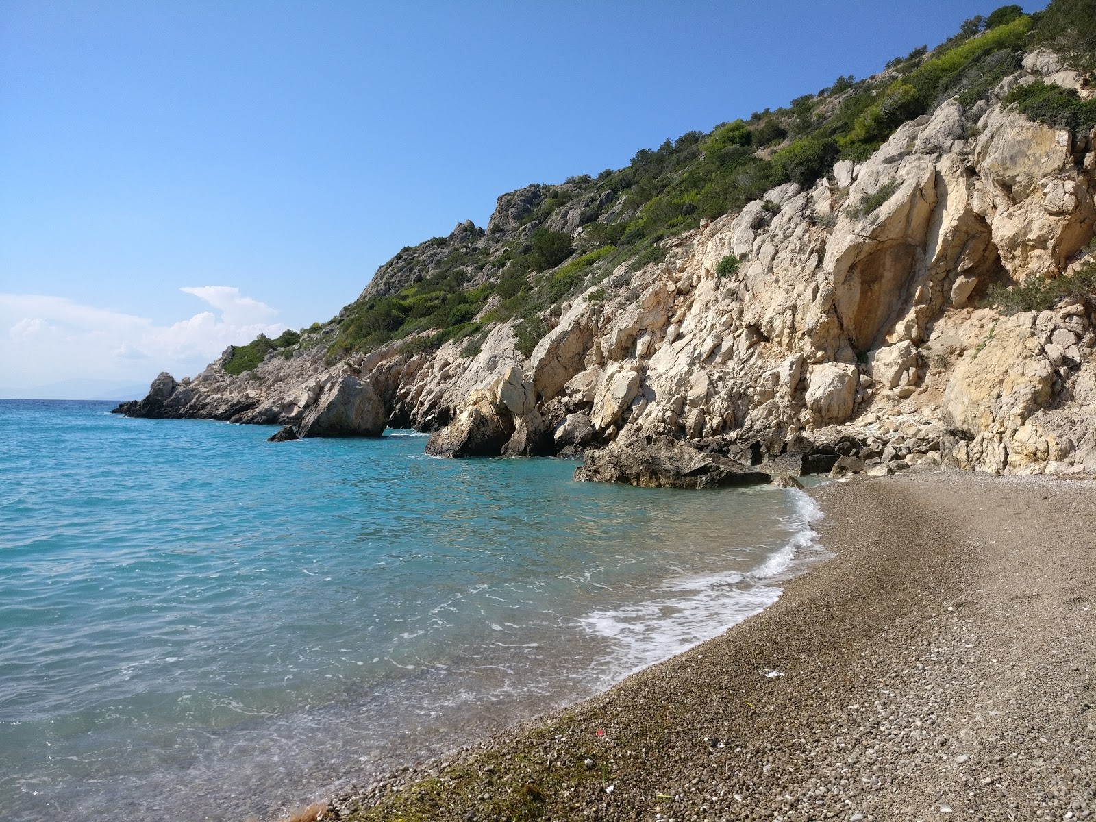 Scalosia beach'in fotoğrafı - rahatlamayı sevenler arasında popüler bir yer