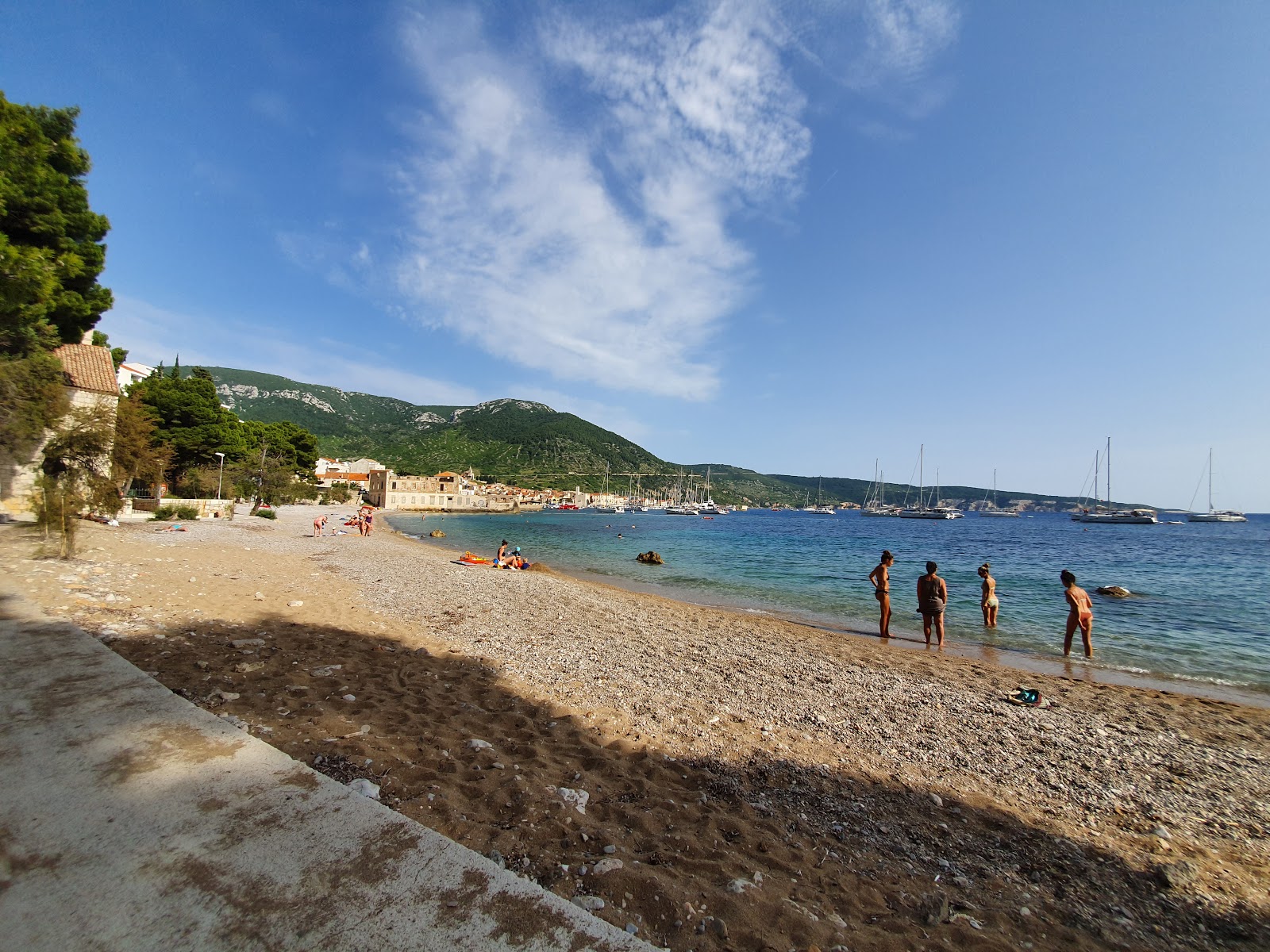 Gusarica beach'in fotoğrafı ve güzel manzarası