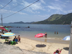 Foto de Praia do Saco apoiado por penhascos