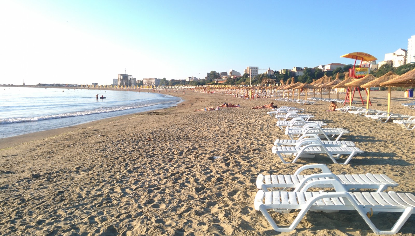 Modern beach'in fotoğrafı çok temiz temizlik seviyesi ile