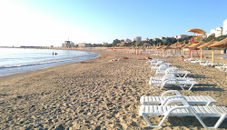 Modern beach'in fotoğrafı çok temiz temizlik seviyesi ile