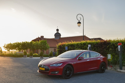 Borne de recharge de véhicules électriques Tesla Destination Charger Essendiéras Saint-Médard-d'Excideuil