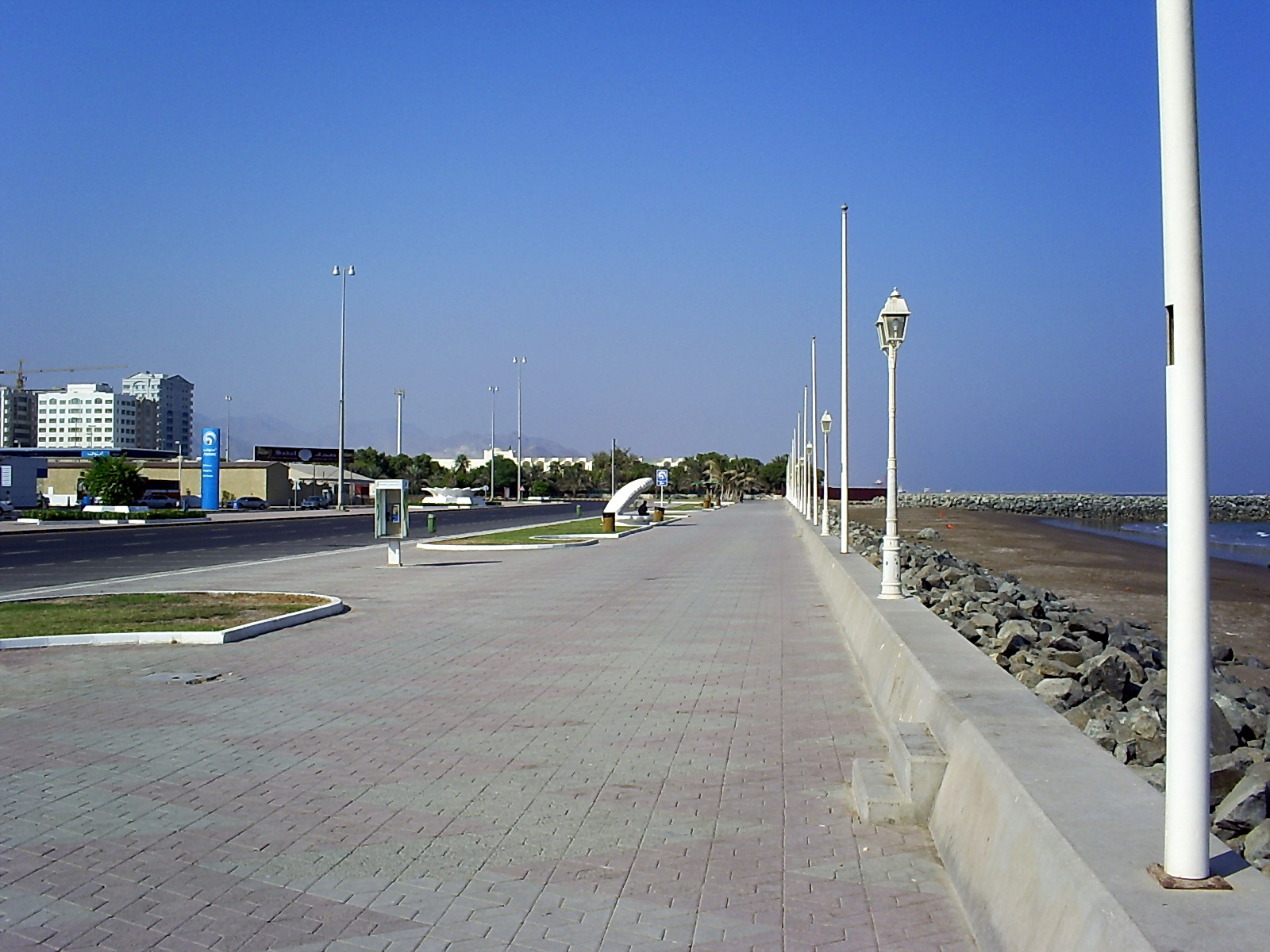 Fujairah Corniche Beach的照片 带有碧绿色纯水表面