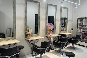 Jeunese Salon image