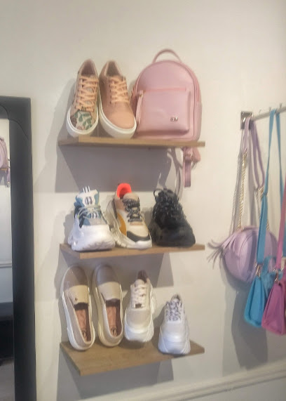 Les 3 Store tienda de zapatillas para vestir y bolsos