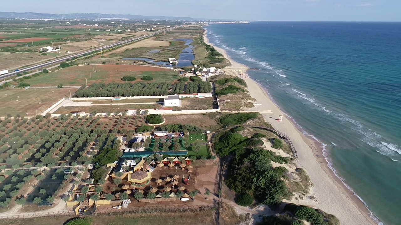 Foto de Spiaggia di Pilone con recta y larga