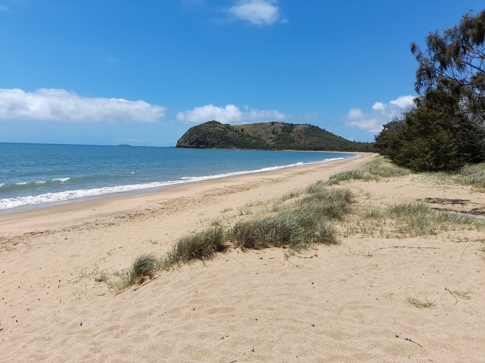 Φωτογραφία του Mulambin Beach με φωτεινή άμμος επιφάνεια