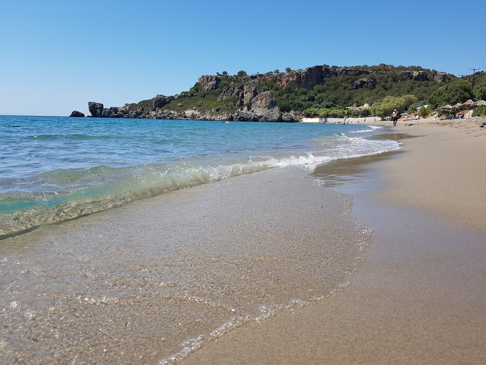 Valokuva Korakas beach IIista. tukeutunut kallioilla