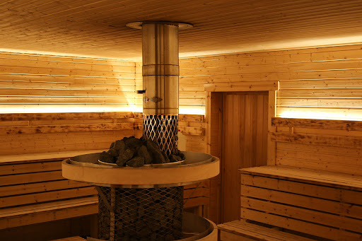 Visit Bugøynes - Beds, Boats, Bistro, Safaris & Sauna