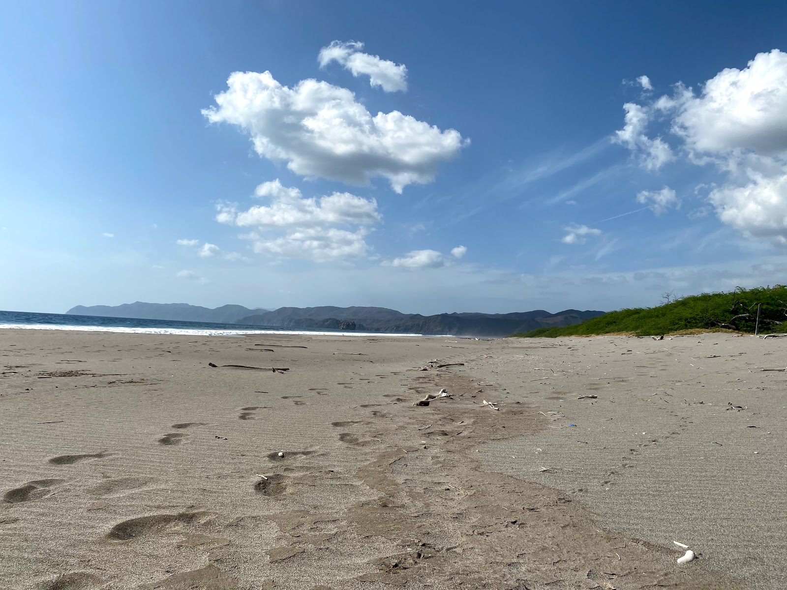 Zdjęcie Naranjo beach II z powierzchnią szary drobny piasek