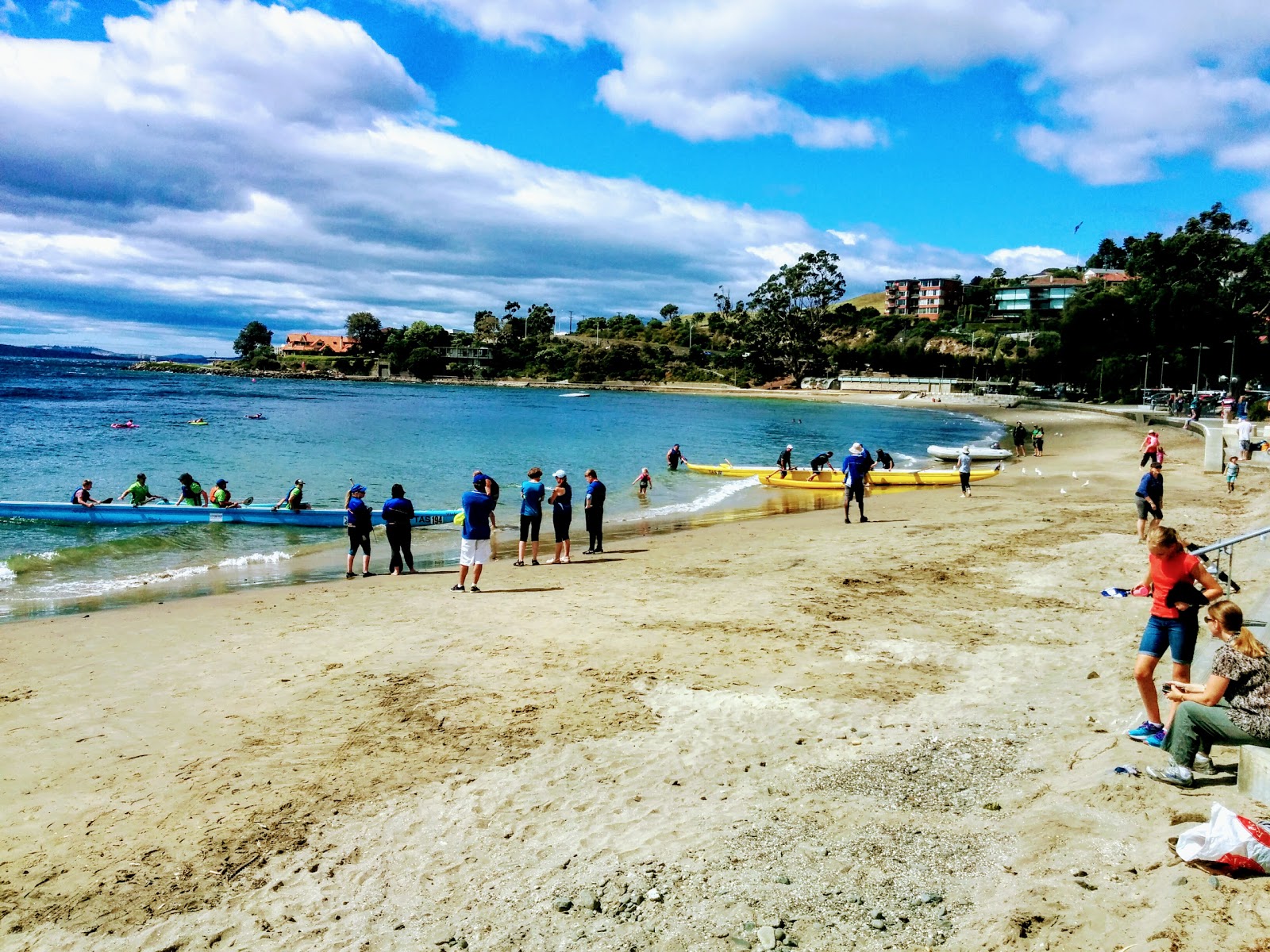 Foto von Long Beach Sandy Bay von Klippen umgeben