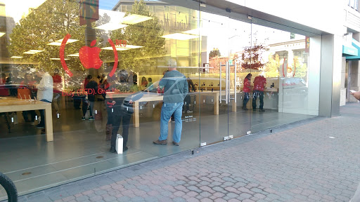 Apple Broadway Plaza image