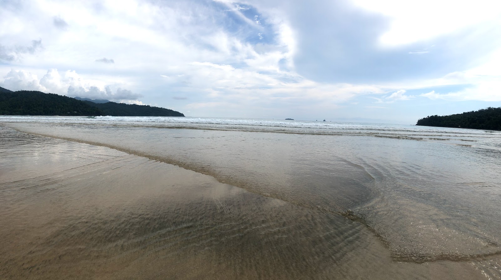 Buksayan Beach的照片 带有明亮的细沙表面
