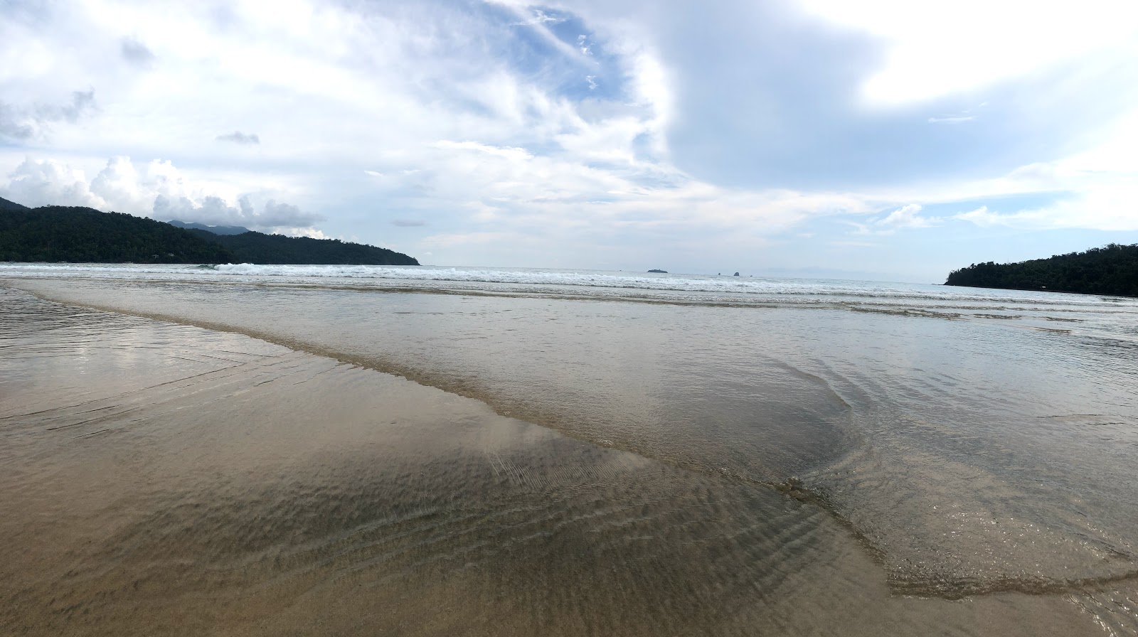 Buksayan Beach的照片 带有细腻的米色沙子表面