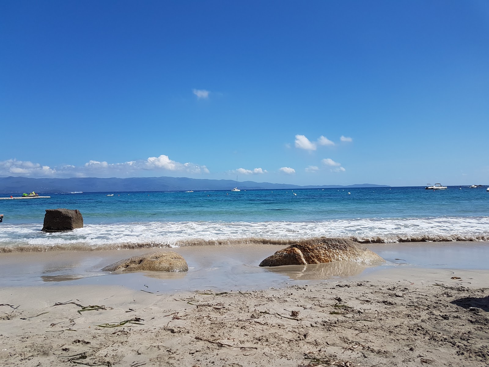 Φωτογραφία του Παραλία Αριάδνη υποστηρίζεται από βράχους