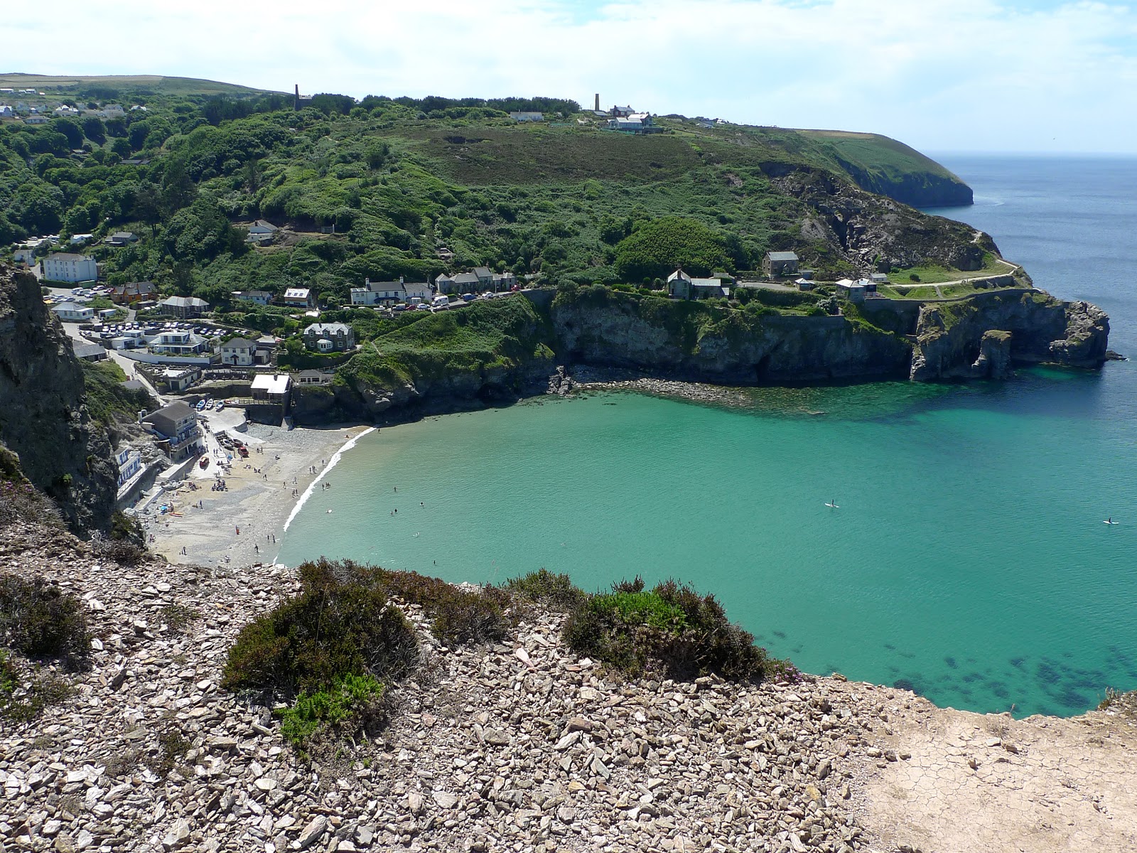 Foto von Trevaunance Cove umgeben von Bergen