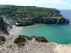 Foto von Trevaunance Cove umgeben von Bergen