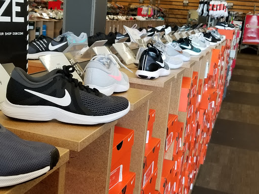 Shoe Store «DSW Designer Shoe Warehouse», reviews and photos, 1885 County Rd D E, Maplewood, MN 55109, USA