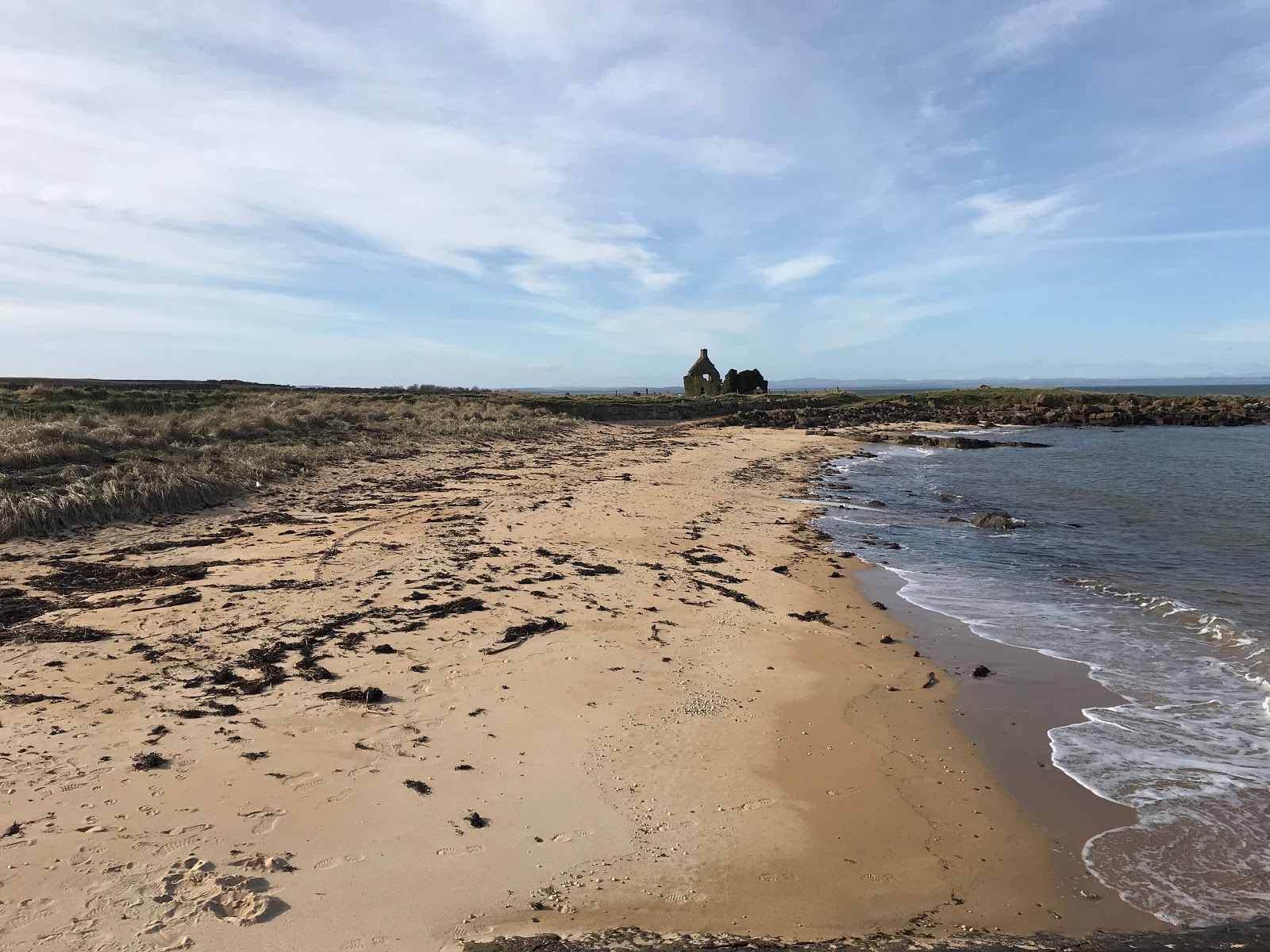 Foto di Johnnie Bay con una superficie del acqua cristallina