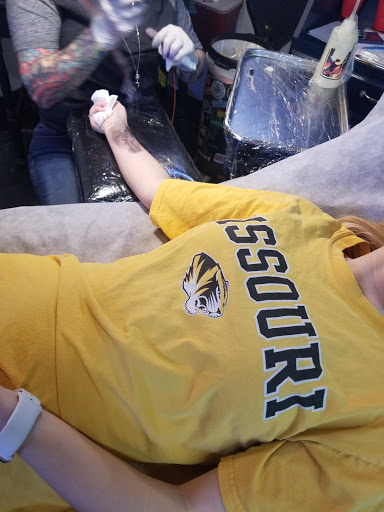 Tattoo Shop «Surreal Tattoo Studio - Kansas City Tattoo Shop», reviews and photos, 1222 W 39th St, Kansas City, MO 64111, USA