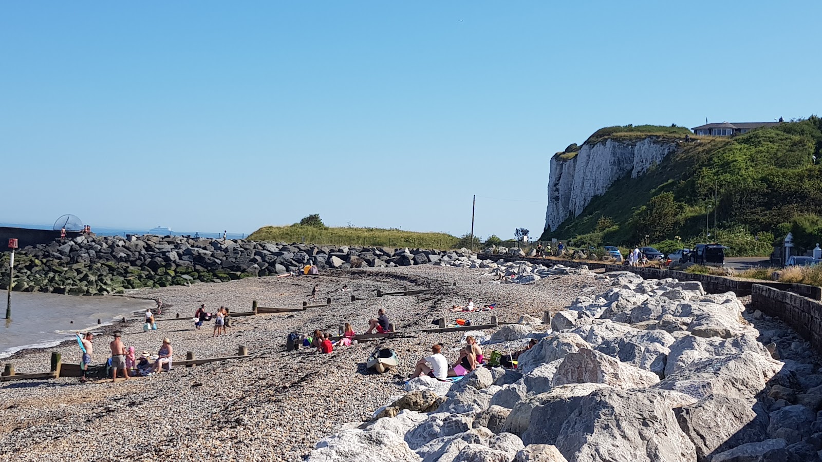 Foto de Praia de Kingsdown com pequenas pedras cinzentas superfície