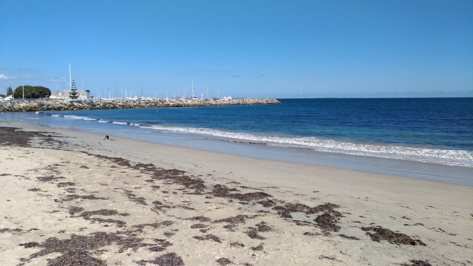 Foto de Bathers Beach com meios de comunicação nível de limpeza