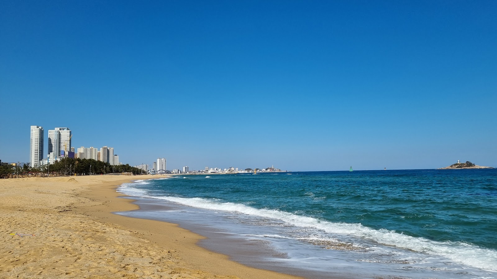 Valokuva Sokcho Beachista. pinnalla beige iekka:n kanssa