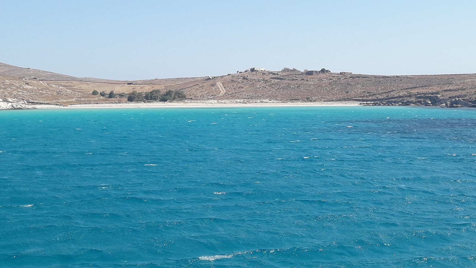 Foto de lygias beach com água cristalina superfície