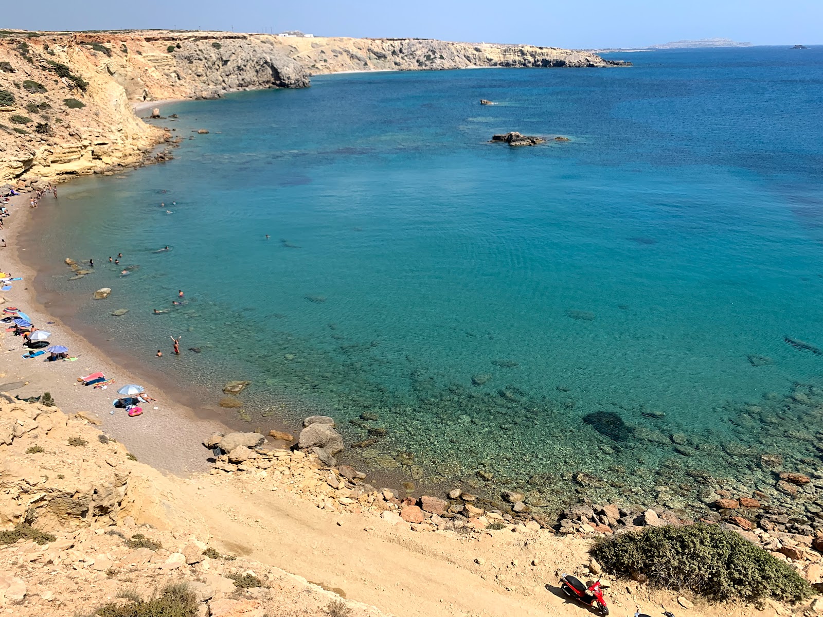 Foto av Paralia Agios Theodoros med musta hiekka ja kivi yta