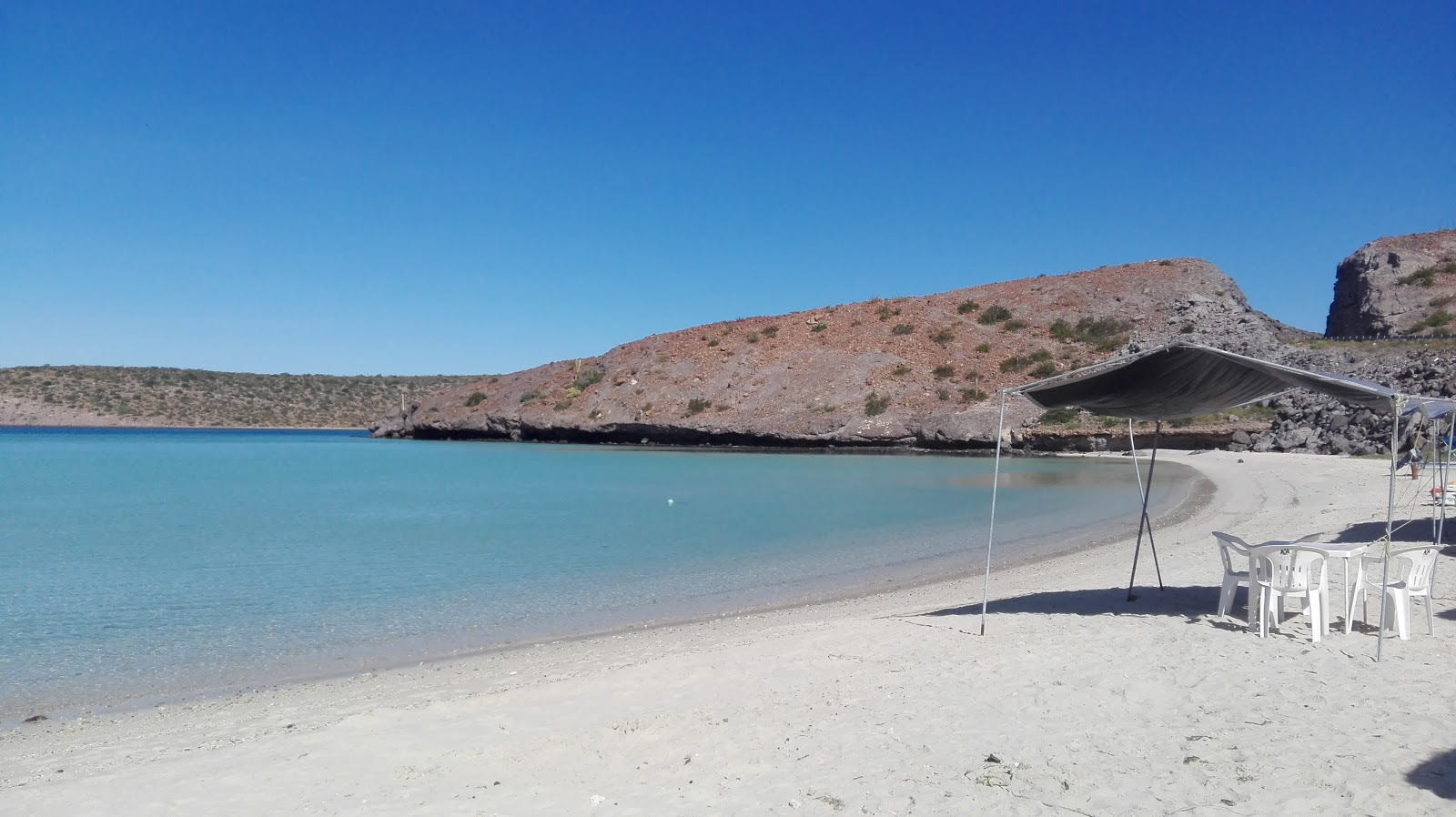Fotografie cu Playa El Tesoro cu o suprafață de nisip strălucitor