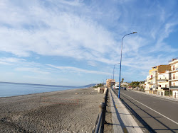 Fotografie cu Spiaggia di Alì Terme zonele de facilități