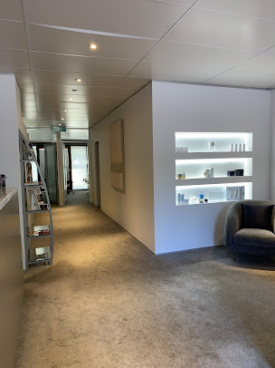 مستحضرات التجميل الطبيعية - Beauty Essentials - Natural Looks Cosmetic Medicine -Beauty Essentials