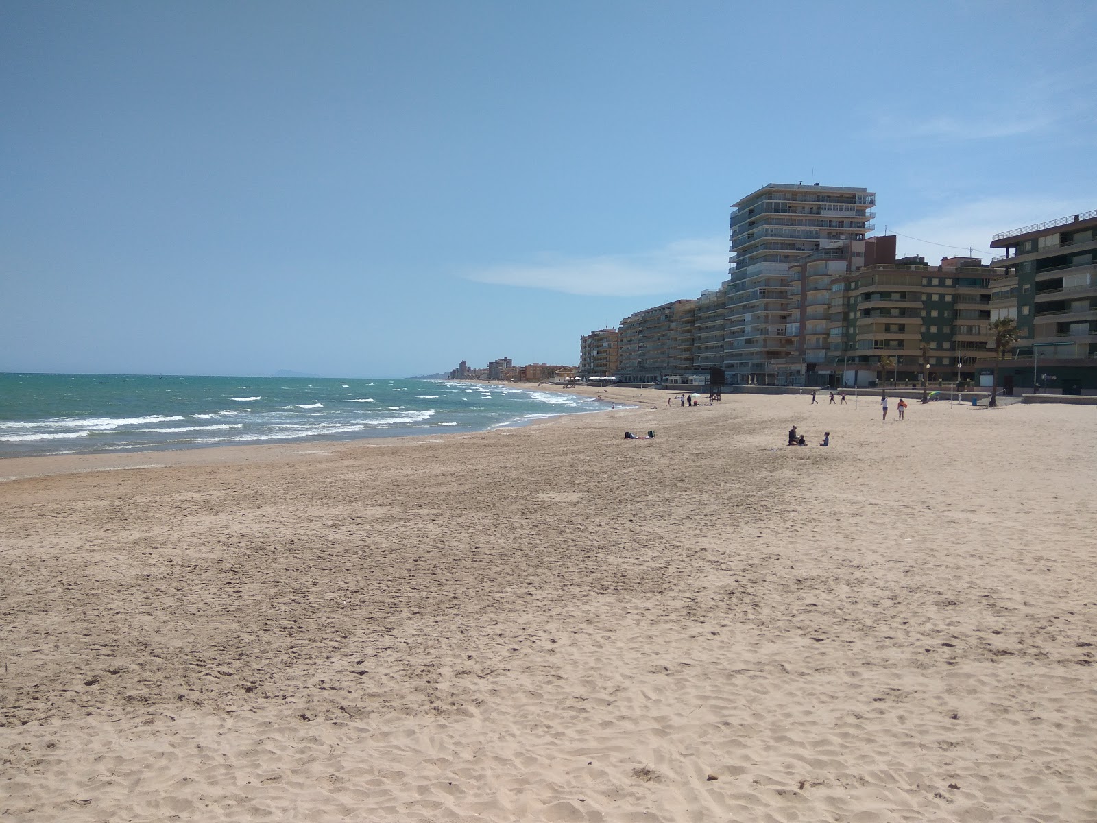 El Perellonet Plajı'in fotoğrafı kahverengi kum yüzey ile