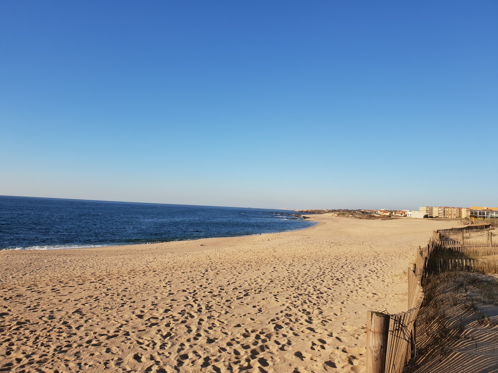Foto de Praia de Angeiras Norte com areia fina e brilhante superfície